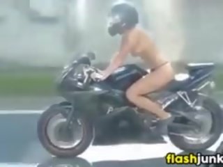 유방을 드러낸 문신 병아리 승마 에이 motorcycle