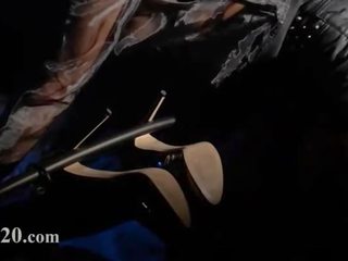 Със завързани очи богиня получава нежен от каишка на