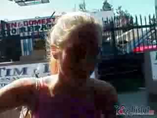 Fallon sommers 이 an 멋진 세트 의 눈
