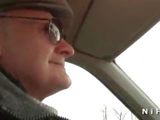 Закръглени френски кучки sodomized в тройка с papy воайор