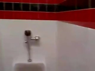 Cashier дає a випадковий youngster a публічний ванна кімната мінет