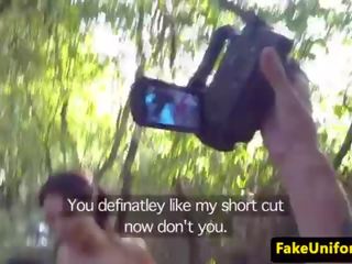 Британець фам fatale трахкав по підробка поліцейський дует на відкритому повітрі