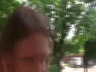 Похотлив брюнетка поставя негов трудно на в тя уста в един алея