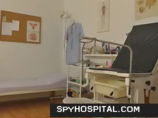 На възраст гинекомастия surgeon с а скрит камера