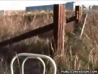 Грудаста темно волосатий streetwalker відстій жорсткий базука в публічний