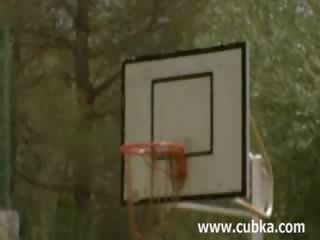 צוות של עירום בנות משחק משחקים