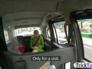 Коротка блондин волосся passenger трахкав в в cab для від її fare