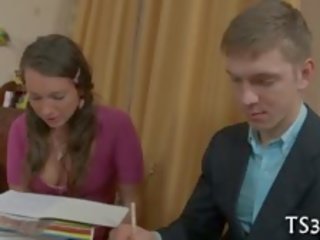 Provoking правен възраст lassie получава на тя колене