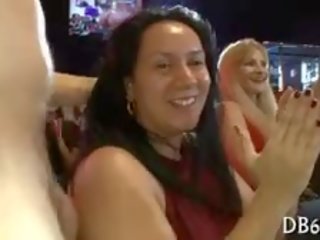 Събличам танцьор завинтва при hen-party
