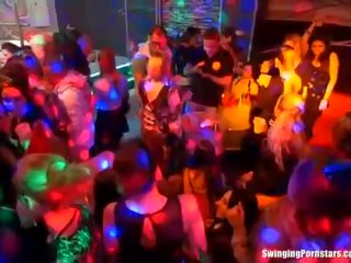 Спокусливий танцююча з чарівний жінки і скнара