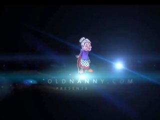 Groovy 젊은 stripling 빌어 먹을 할머니 와 스트랩에 oldnanny