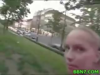 호리 호리한 브루 넷의 사람 비탄 거짓말