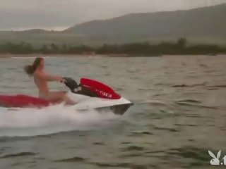 Badass немовлята в з оголеними грудьми learned jetski