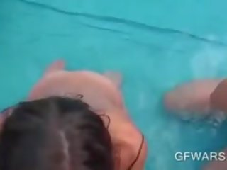 레즈비언 대단히 각각의 다른 사람 겁쟁이 에 에이 플라스틱 풀 옥외
