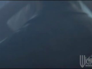 Seductress спокушає людина для ебать