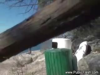 Чарівний білявка ціпонька смужки fully оголена на публічний пляж