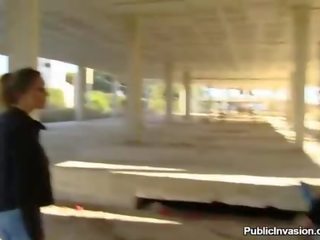 Красуня natalie фон дає a публічний мінет