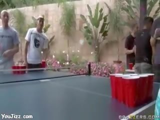 Si rambut coklat wanita bermain jadual tenis dan mengongkek