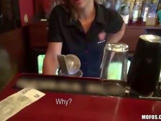 Недосвідчена barmaid paid для ххх відео в в бар