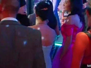 Привабливий brides трахання в публічний