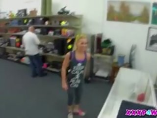 Блондинки надуваема кукла опитва към продажба а кола