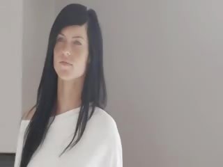 ユニーク blackhaired モデル ととも​​に そばかす
