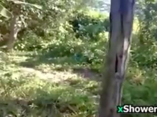 穷 mademoiselle 洗涤 她的 体 在户外