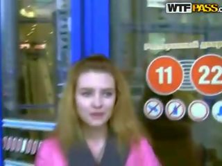 Екзотична танець instructor отримує picked вгору і повсть вгору