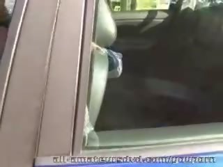 בוגר ישן יותר אישה ו - 2 juveniles ציבורי 