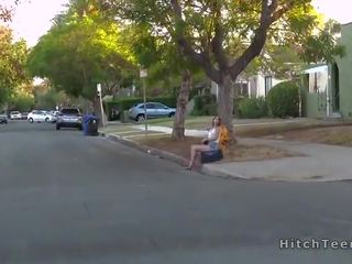 Thankful সাদা বালিকা hitchhiker হ strangers phallus