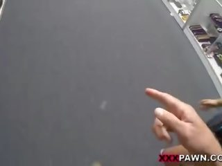 魅力的 ウエートレス ねじ込みます アット ザ· pawnshop