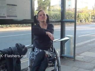 Paraprincess 리드 공기 남의 눈에 띄는 짓을하기 좋아함 과 섬광 wheelchair constrained 여신 시연 떨어져서 훌륭한 가슴 과 손질 외음부 에 공공의