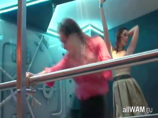 Вологий одягненим танцююча брюнетки