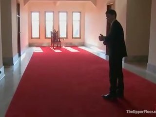 Грудаста офіціантка покарана