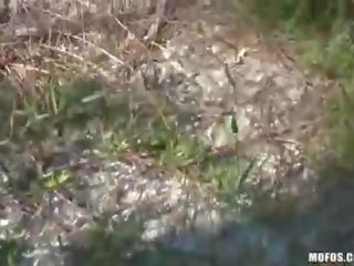 Удачливий bloke трахає чарівна sweetheart в в woods