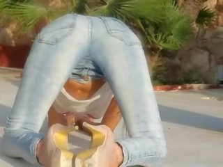 Blackhaired divinity дражнити голий на відкритому повітрі