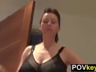 매력적인 공상 여성 물총 아웃 우유 부터 그녀의 가슴