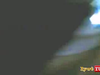 Мій брюнетка малайський молодий леді отримує її вологий trench прицвяхований