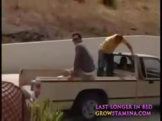 Cô gái tóc vàng giữa các chủng tộc gangbang phần 1