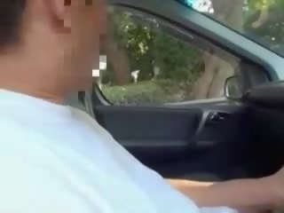 Срамежлив млад дама насилвани в кола