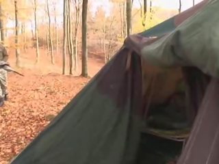 ยูโร หวานใจ ได้รับ สอง ระยำ ใน a tent