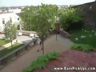Picked вгору недосвідчена stunner трахає в публічний і робить не догляд
