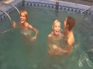 Inviting леззи в в плавальний басейн