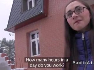 Недосвідчена stunner трахає підробка агент в публічний