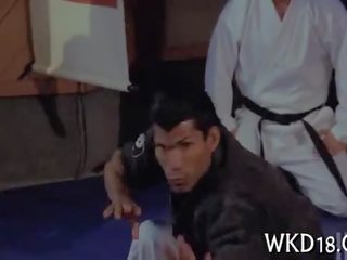 기능 도착 교련 단단한