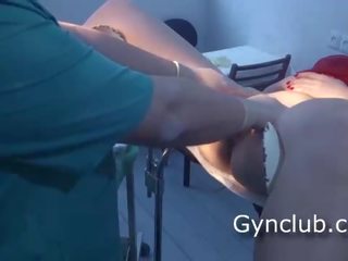 该 情妇 在 该 红 连衣裙 在 该 gynecologist