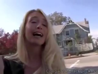 Grown businesswoman зустрічається a величезний чорна meatbone