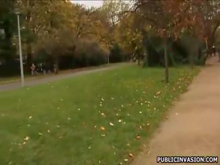 Молодий дівчинки прицвяхований по великий phallus
