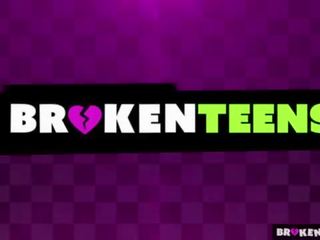 Brokenteens - білявка підліток може смоктати a товста пеніс