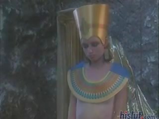 Belladonna 身に着けています an エジプト人 headdress